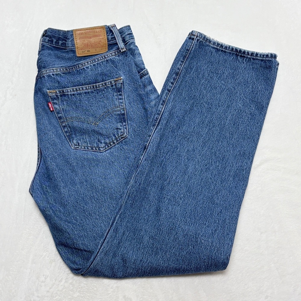 Vintage Style Levi's 501 '90s Straight Jeans W29 Medium Wash Model Off Duty
